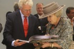 Eerste exemplaar van "IJzer en Lef" aangeboden aan koningin Beatrix bij de opening van ROC te Hengelo